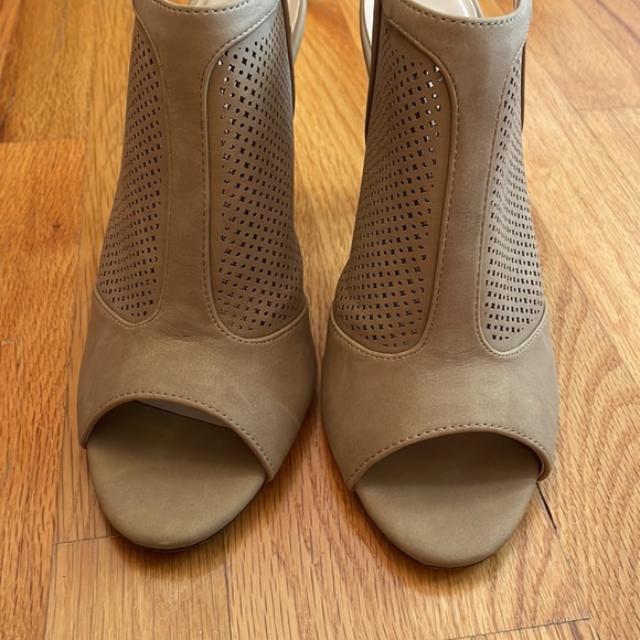 Metaphor Geneva Heels. Size 10. Tan. EUC - Picture 8 of 11